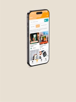 Smartphone mit geöffneter Deals-App, die Cashback-Angebote, Booster und Gutscheincodes verschiedener Anbieter zeigt.