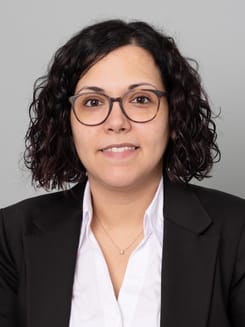 Professionelles GLKB-Porträt vor grauem Hintergrund.