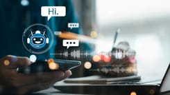 Symbolische Darstellung einer Chatbot-Kommunikation mit Smartphone und Laptop in moderner Arbeitsumgebung.