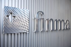 Gebäudeaufnahmen mit Logo und Schriftzug der Schweizer Finanzmarktaufsicht FINMA an Metallfassade.