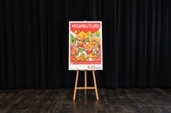 Bunt illustriertes ESAF-Plakat mit dem Motto «Mitenand erläbä» auf Staffelei vor schwarzem Vorhang.