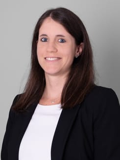 Professionelles GLKB-Porträt vor grauem Hintergrund.