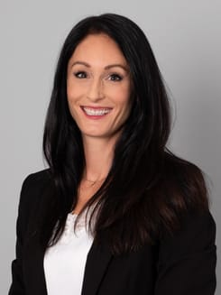 Professionelles GLKB-Porträt vor grauem Hintergrund.