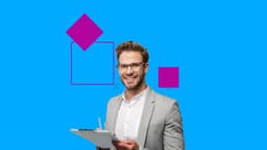 Lächelnder Mann mit Brille hält Klemmbrett vor blauem Hintergrund mit violetten Formen.