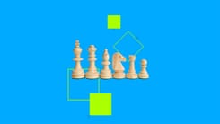 Holzschachfiguren auf blauem Hintergrund mit grünen grafischen Formen, symbolisieren Strategie und Struktur.