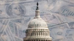US-Kapitol mit Geldscheinen im Hintergrund als Symbol fuer Staatsausgaben oder Schuldenpolitik.