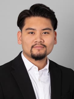 Professionelles GLKB-Porträt vor grauem Hintergrund.