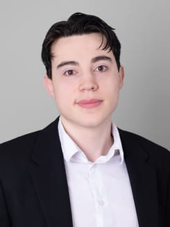 Professionelles GLKB-Porträt vor grauem Hintergrund.