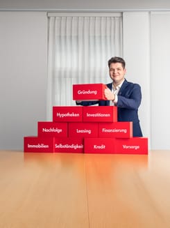 Ein GLKB-Firmenkundenberater in moderner Büroumgebung.