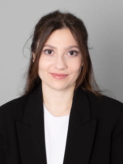 Professionelles GLKB-Porträt vor grauem Hintergrund.