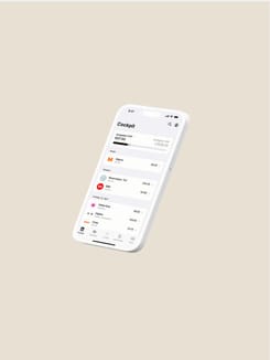 Smartphone zeigt Benutzeroberfläche der Viseca One App mit Ausgabenübersicht und Transaktionen.