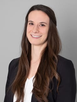 Professionelles GLKB-Porträt vor grauem Hintergrund.