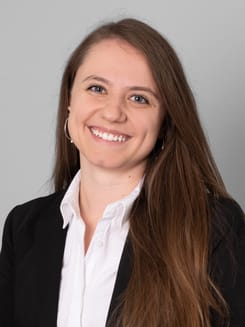 Professionelles GLKB-Porträt vor grauem Hintergrund.