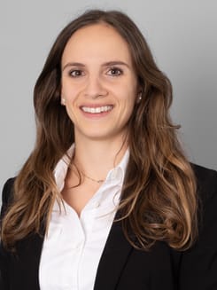 Professionelles GLKB-Porträt vor grauem Hintergrund.