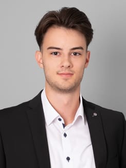 Professionelles GLKB-Porträt vor grauem Hintergrund.