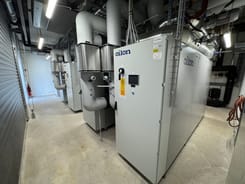 Innenansicht des Siegerprojekts 2026 der Proto Chemicals AG mit Anlagen, Leitungen und Steuerungssystemen.