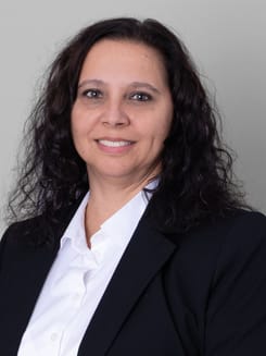 Professionelles GLKB-Porträt vor grauem Hintergrund.