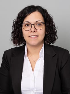 Professionelles GLKB-Porträt vor grauem Hintergrund.