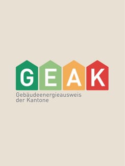 Farbiges GEAK-Logo mit Energieeffizienzklassen und Text „Gebäudeenergieausweis der Kantone“ auf hellem Hintergrund.