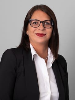 Professionelles GLKB-Porträt vor grauem Hintergrund.