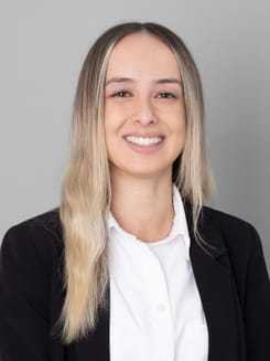 Professionelles GLKB-Porträt vor grauem Hintergrund.