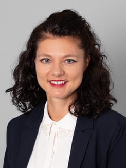 Professionelles GLKB-Porträt vor grauem Hintergrund.