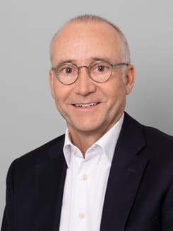 Professionelles GLKB-Porträt vor grauem Hintergrund.