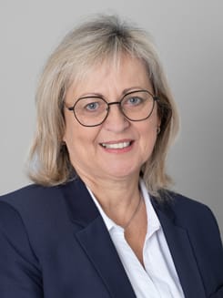 Professionelles GLKB-Porträt vor grauem Hintergrund.