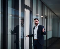 Mitarbeitende der GLKB begrüssen Kunden im modernen Büroflur im Rahmen der Kampagne für Vorsorgefonds 3a.