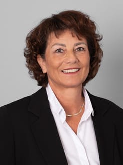 Professionelles GLKB-Porträt vor grauem Hintergrund.