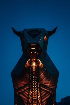 Beleuchtete Holz-Muni bei Nacht – zentrales Wahrzeichen am ESAF 2025 im Glarnerland.