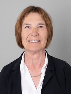 Professionelles GLKB-Porträt vor grauem Hintergrund.