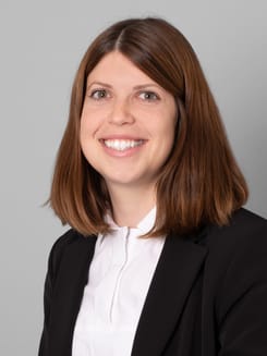 Professionelles GLKB-Porträt vor grauem Hintergrund.