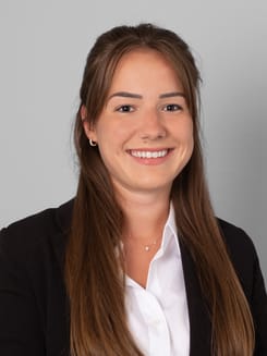 Professionelles GLKB-Porträt vor grauem Hintergrund.