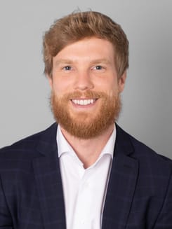 Professionelles GLKB-Porträt vor grauem Hintergrund.