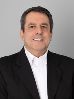 Professionelles GLKB-Porträt vor grauem Hintergrund.