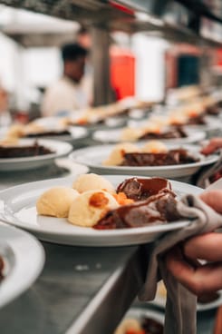Teller mit Verpflegung frisch angerichtet und bei der Eventverpflegung serviert.