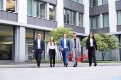 Auszubildende vor buerogebaeude – GLKB