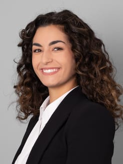 Professionelles GLKB-Porträt vor grauem Hintergrund.