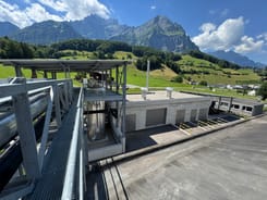 Siegerprojekt 2026 der Proto Chemicals AG mit Industrieanlage vor der eindrucksvollen Glarner Bergkulisse.