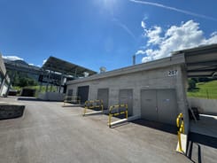 Aussenansicht des Siegerprojekts 2026 der Proto Chemicals AG mit Gebäude und Zugängen zur Anlage.