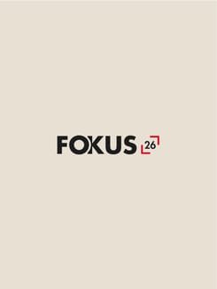 Logo "Fokus26" der Glarner Kantonalbank mit schwarzer Schrift und rotem Eckelement als Markenzeichen der Strategie.