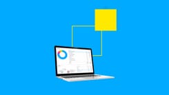 Laptop mit Diagrammen und Statistikdaten vor blauem Hintergrund mit gelben Formen