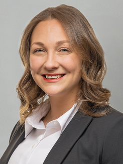 Professionelles GLKB-Porträt vor grauem Hintergrund.