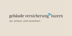 Logo der Gebäudeversicherung Luzern mit schwarzem Schriftzug, blauem Signet und dem Claim «wir sichern und versichern».