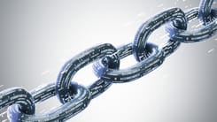 Digitale Kette mit Binärcodes symbolisiert Blockchain-Technologie auf hellem Hintergrund.