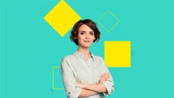 Junge Frau mit selbstbewusstem Blick vor türkisfarbenem Hintergrund mit gelben Formen.