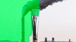 Greenwashing-Symbolbild: Schornstein wird gruener Anstrich verpasst, obwohl schwarze Rauchwolke austritt.