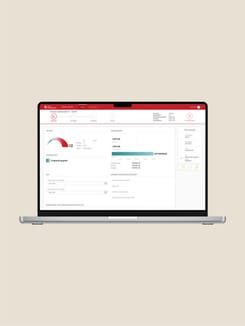 Laptop-Mockup mit geöffneter FLA-Anwendung und übersichtlicher Finanzierungsansicht auf hellem Hintergrund.