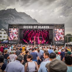 Tageskonzert der Volksmusikgruppe Oesch’s die Dritten beim Sound of Glarus vor Alpenkulisse.